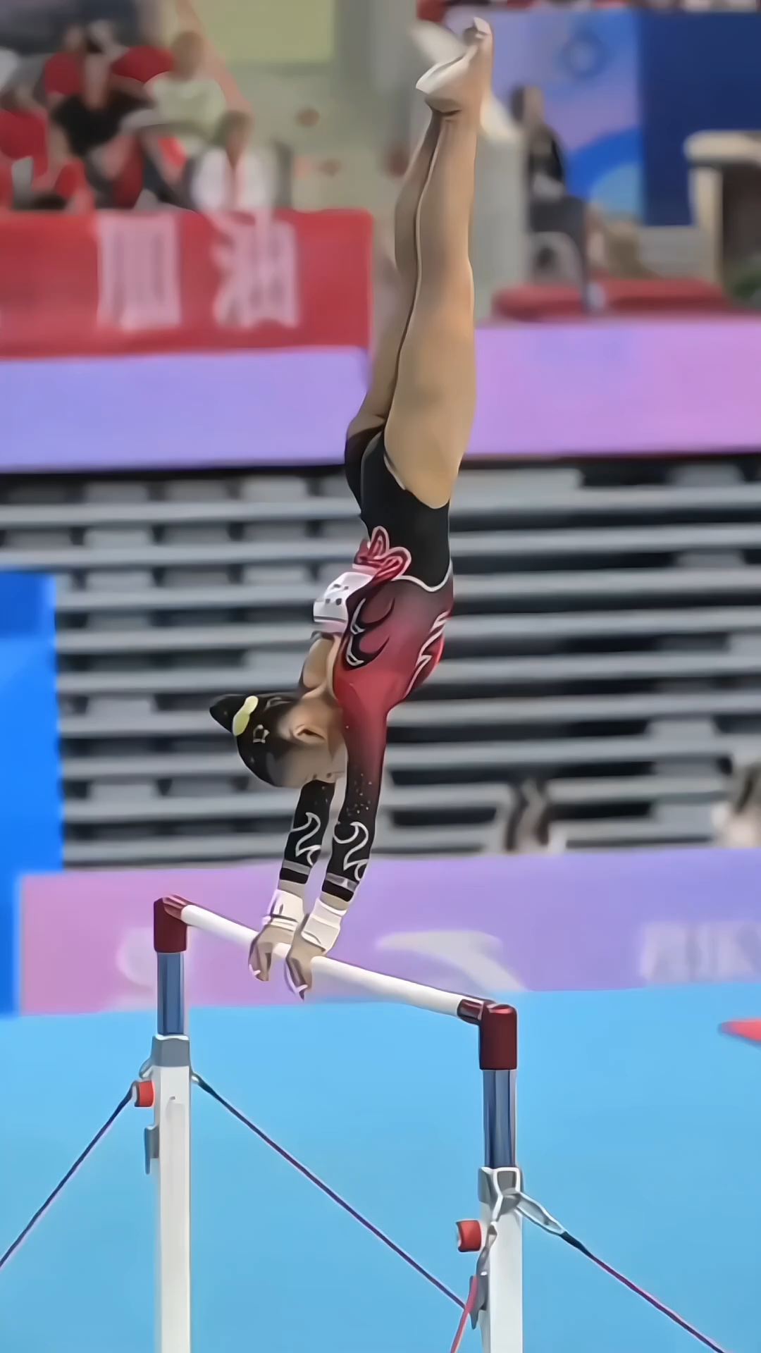 高空翻飞的体操选手，突破自我的极限追求卓越，战绩斐然