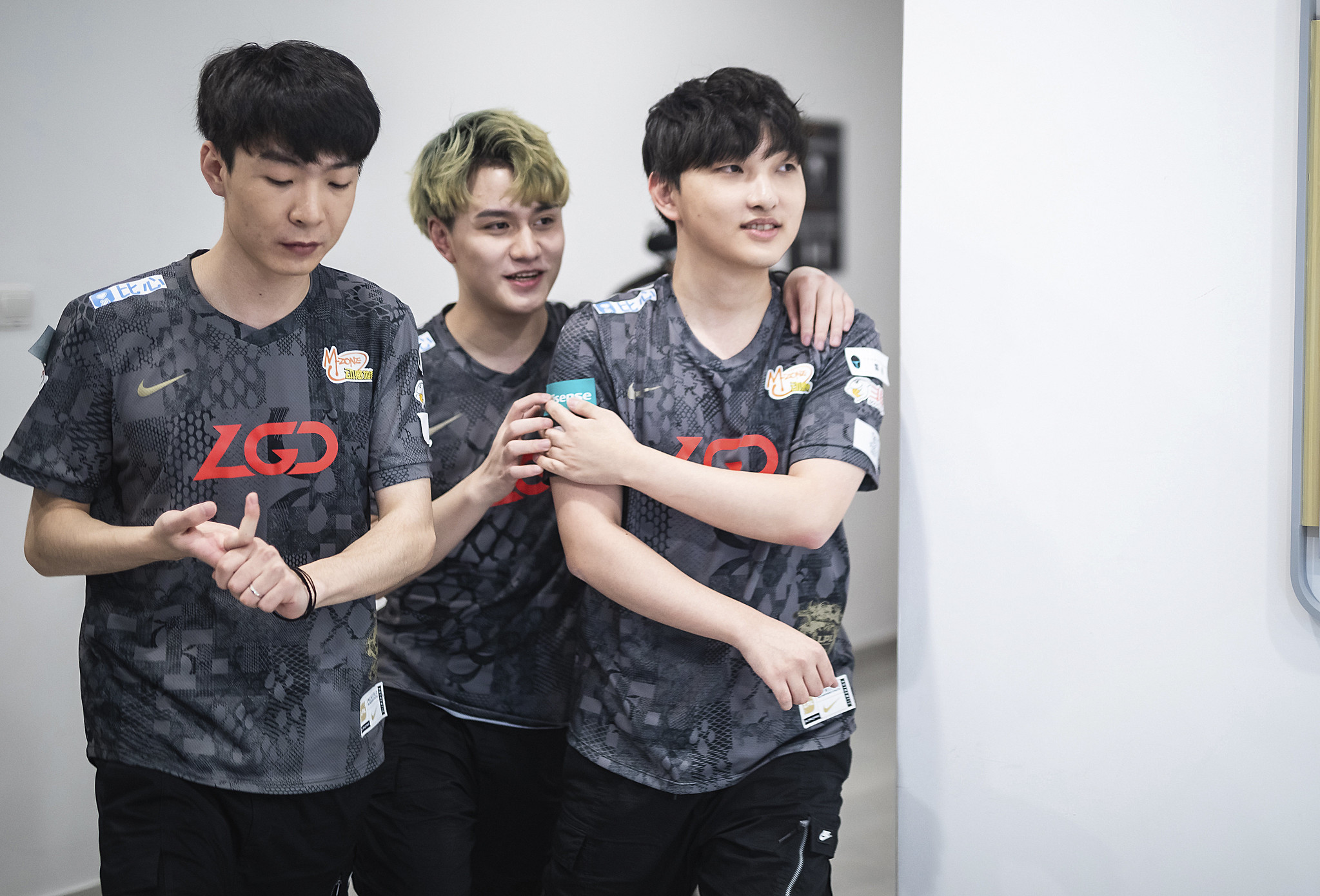 LGD血洗MAD，Uzi团战一打五宿命之战入围赛，留下经典瞬间